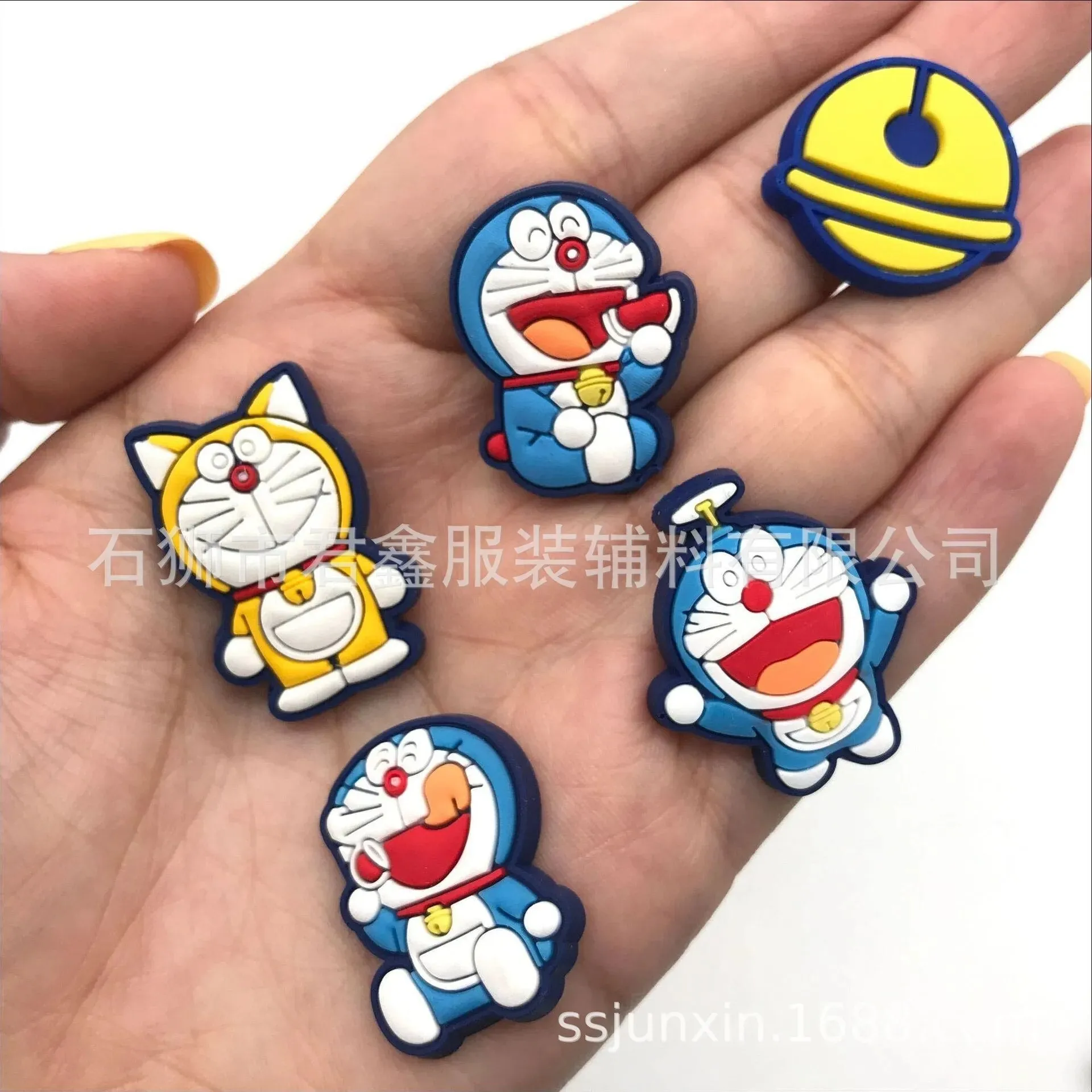 1pcs Single Sale Doraemon Cartoon Shoe Buckle Detachable Sneakers Croc Charms Accessories Decoration