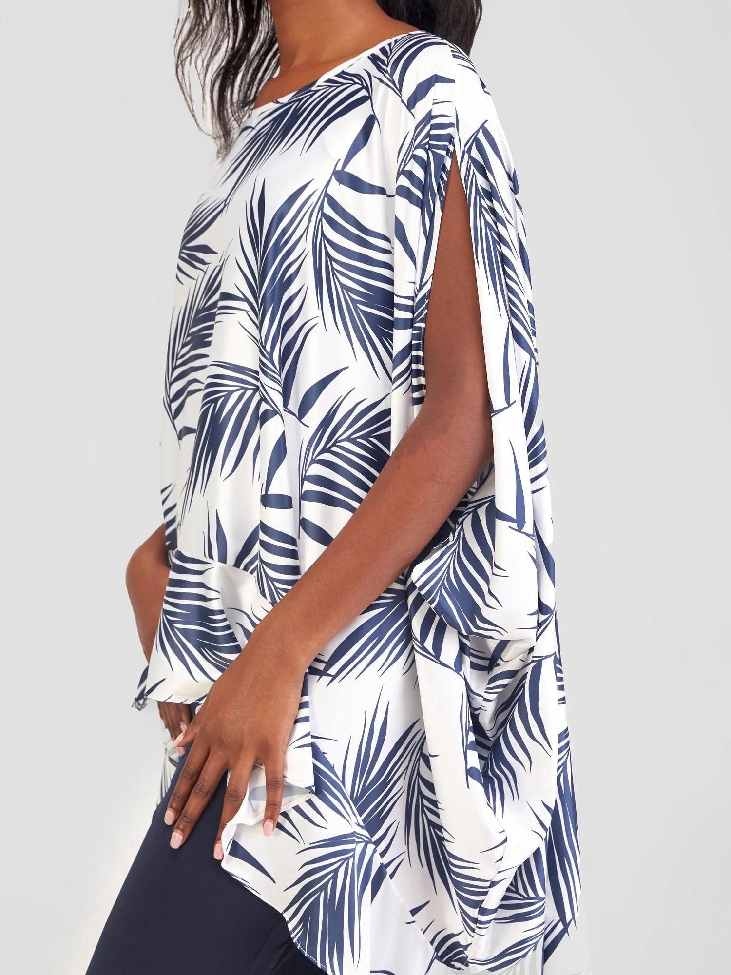 Vivo Alika Flounce Kaftan Top - White / Navy Siri Print